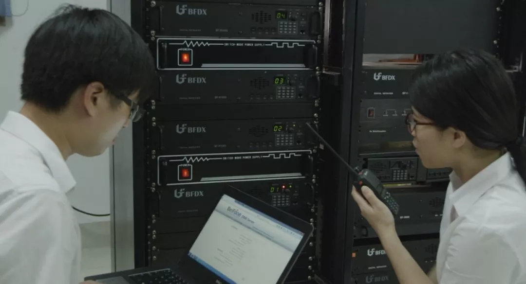 在無線電通信中，信號是怎樣被發射與接收的？